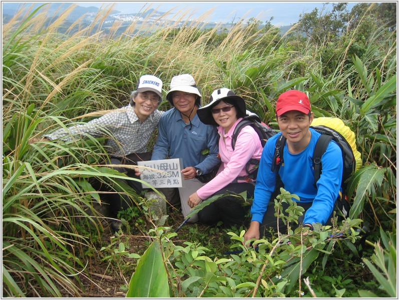 2013-12-08 10-27-04大山母山三角點留影.JPG